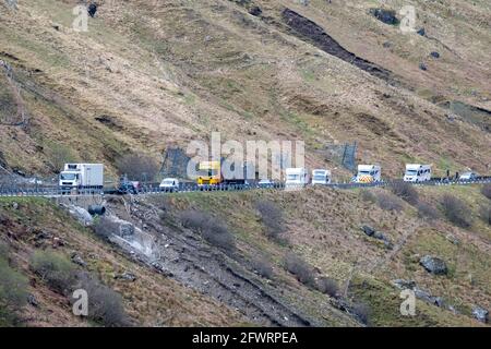 Trafic passant par le contrôle de la circulation sur l'A83 au reste et être reconnaissant, Argyll, Ecosse. La route est en réparation en raison de glissements de terrain. Banque D'Images