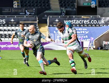 Swansea, pays de Galles. 3 avril 2021. Luke Price of Osprey sous la pression de Sean Robinson de Newcastle Falcons lors du match de 16 de la coupe du défi européen de rugby entre Osprey et Newcastle Falcons au Liberty Stadium de Swansea, au pays de Galles, au Royaume-Uni, le 3 avril 2021. Les stades sportifs du Royaume-Uni restent soumis à des restrictions strictes en raison de la pandémie du coronavirus, car les lois de distanciation sociale du gouvernement interdisent aux fans à l'intérieur des lieux, ce qui entraîne des matchs à huis clos. Crédit : Duncan Thomas/Majestic Media. Banque D'Images