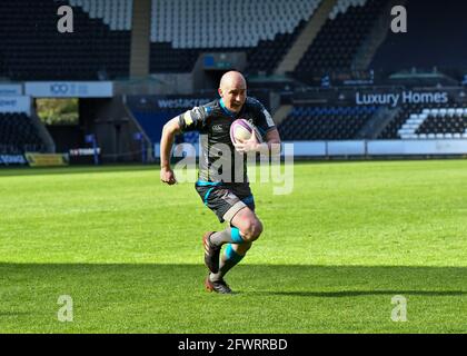 Swansea, pays de Galles. 3 avril 2021. Luke Price of Osprey court avec le ballon lors du match de la coupe du défi européen de rugby Round of 16 entre Osprey et Newcastle Falcons au Liberty Stadium de Swansea, pays de Galles, Royaume-Uni, le 3 avril 2021. Les stades sportifs du Royaume-Uni restent soumis à des restrictions strictes en raison de la pandémie du coronavirus, car les lois de distanciation sociale du gouvernement interdisent aux fans à l'intérieur des lieux, ce qui entraîne des matchs à huis clos. Crédit : Duncan Thomas/Majestic Media. Banque D'Images