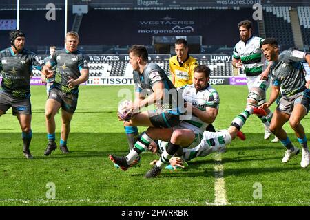 Swansea, pays de Galles. 3 avril 2021. Owen Watkin, d'Osprey, est attaqué par Micky Young, de Newcastle Falcons, lors du match de 16 de la coupe du défi européen de rugby entre Osprey et Newcastle Falcons, au Liberty Stadium de Swansea, au pays de Galles, au Royaume-Uni, le 3 avril 2021. Les stades sportifs du Royaume-Uni restent soumis à des restrictions strictes en raison de la pandémie du coronavirus, car les lois de distanciation sociale du gouvernement interdisent aux fans à l'intérieur des lieux, ce qui entraîne des matchs à huis clos. Crédit : Duncan Thomas/Majestic Media. Banque D'Images