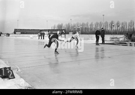 Championnats hollandais de patinage au Deventer. Mesdames 500 mètres?], 26 décembre 1965, patinage, sport, Pays-Bas, Agence de presse du XXe siècle photo, nouvelles à retenir, documentaire, photographie historique 1945-1990, histoires visuelles, L'histoire humaine du XXe siècle, immortaliser des moments dans le temps Banque D'Images