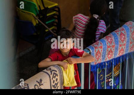 Gaza. 23 mai 2021. Un garçon est vu dans une école dirigée par l'Office de secours et de travaux des Nations Unies pour les réfugiés de Palestine (UNRWA) au camp de réfugiés de Shati, à Gaza, le 23 mai 2021. Credit: Rizek Abdeljawad/Xinhua/Alamy Live News Banque D'Images