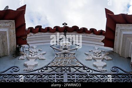 Détail de la façade du cimetière (1836) à Sao Joao del Rei, Brésil Banque D'Images