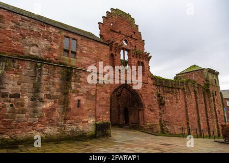 Arbroath, Écosse, Royaume-Uni - 04 février 2016 : vue sur les ruines en briques rouges de l'abbaye d'Arbroath, célèbre pour son association avec la Déclaration d'Arbroath de 1320 Banque D'Images