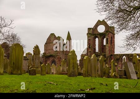 Arbroath, Écosse, Royaume-Uni - 04 février 2016 : vue sur les ruines en briques rouges de l'abbaye d'Arbroath, célèbre pour son association avec la Déclaration d'Arbroath de 1320 Banque D'Images