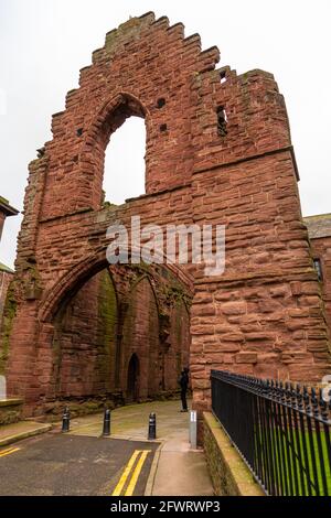 Arbroath, Écosse, Royaume-Uni - 04 février 2016 : vue sur les ruines en briques rouges de l'abbaye d'Arbroath, célèbre pour son association avec la Déclaration d'Arbroath de 1320 Banque D'Images