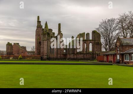 Arbroath, Écosse, Royaume-Uni - 04 février 2016 : vue sur les ruines en briques rouges de l'abbaye d'Arbroath, célèbre pour son association avec la Déclaration d'Arbroath de 1320 Banque D'Images