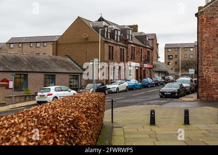 Arbroath, Écosse, Royaume-Uni - 04 février 2016 : vue sur les bâtiments du centre-ville, voitures garées le long de la rue. Jour nuageux. Banque D'Images