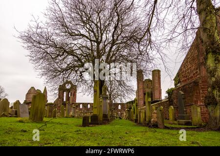 Arbroath, Écosse, Royaume-Uni - 04 février 2016 : vue sur les ruines en briques rouges de l'abbaye d'Arbroath, célèbre pour son association avec la Déclaration d'Arbroath de 1320 Banque D'Images