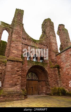 Arbroath, Écosse, Royaume-Uni - 04 février 2016 : vue sur les ruines en briques rouges de l'abbaye d'Arbroath, célèbre pour son association avec la Déclaration d'Arbroath de 1320 Banque D'Images