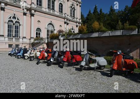 Varese, Italie. 24 mai 2021. Varese, Italie Distinguished Gentleman's Ride World event rassemblement de motocyclistes des deux sexes vêtus de style ancien et actuel à Varese à Villa Ponti dans la photo: Rassemblement de Vespas crédit: Agence de photo indépendante/Alay Live News Banque D'Images