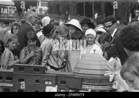 La princesse Marie Astrid de Luxembourg a ouvert l'exposition Benelux à Madurodam. La Princesse et de la jeunesse de la Haye lors d'une visite à Madurodam, 14 juin 1968, Jeunesse, visites, Princesses, pays-Bas, agence de presse du XXe siècle photo, news to remember, documentaire, photographie historique 1945-1990, histoires visuelles, L'histoire humaine du XXe siècle, immortaliser des moments dans le temps Banque D'Images