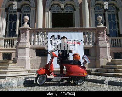 Varese, Italie. 24 mai 2021. Varese, Italie Distinguished Gentleman's Ride World event rassemblement de motocyclistes des deux sexes vêtus de style ancien et actuel à Varese à Villa Ponti dans la photo: Motocycliste avec son Vespa Credit: Agence de photo indépendante/Alay Live News Banque D'Images