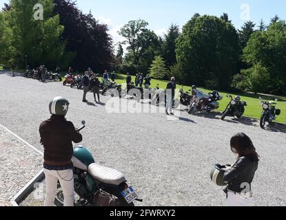 Varese, Italie. 24 mai 2021. Varese, Italie Distinguished Gentleman's Ride World event rassemblement de motocyclistes des deux sexes vêtus de style ancien et actuel à Varese à Villa Ponti dans la photo: Motocyclistes au rallye crédit: Agence de photo indépendante/Alay Live News Banque D'Images