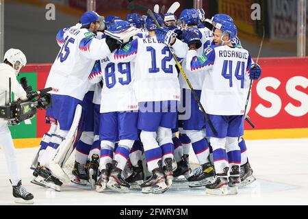 Riga, Centre olympique des sports, Slovaquie. 24 mai 2021. Contre la Russie (Championnat du monde de hockey sur glace 2021 de l'IIHF), la Slovaquie célèbre la victoire contre la Russie (Suisse/Croatie) Credit: SPP Sport Press photo. /Alamy Live News Banque D'Images