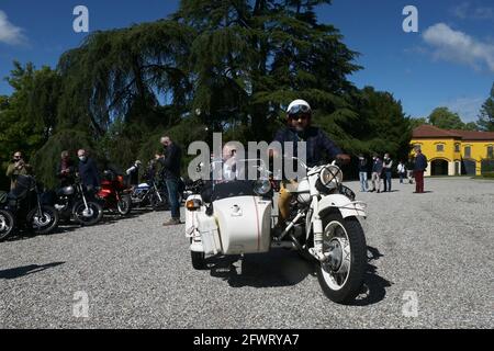 Varese, Italie. 24 mai 2021. Varese, Italie Distinguished Gentleman's Ride World event rassemblement de motocyclistes des deux sexes vêtus de style ancien et actuel à Varese à Villa Ponti dans la photo: Motocycliste avec sa moto crédit: Agence de photo indépendante/Alay Live News Banque D'Images