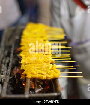 Porc Satay à la cuisine de rue dans Chinatown Bangkok Thaïlande et les gens sont très concentrés dans les zones très fréquentées Point de repère de la Street Food de Bangkok Banque D'Images