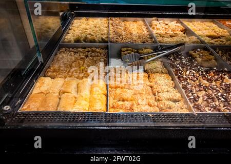 Pâtisseries grecques traditionnelles dans une boulangerie sur l'île de Paros. Cyclades, Grèce Banque D'Images