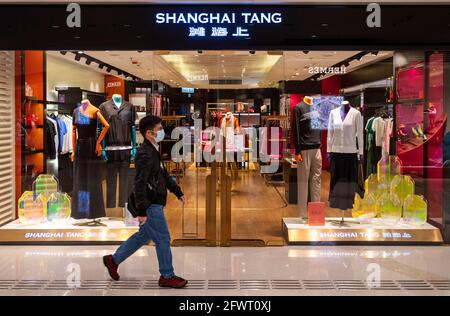 Hong Kong, Chine. 24 mai 2021. Un homme passe devant le magasin Shanghai Tang de la marque de maison de luxe de Hong Kong à Hong Kong. (Photo de Budrul Chukrut/SOPA Images/Sipa USA) crédit: SIPA USA/Alay Live News Banque D'Images