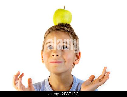 garçon souriant avec une pomme sur sa tête sur un fond blanc Banque D'Images