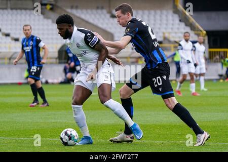 BRUGGE, BELGIQUE - 23 MAI : Mark McKenzie de KRC Genk bataille pour la posession avec Hans Vanaken du Club Brugge pendant le match de la ligue jupiler pro entre Banque D'Images