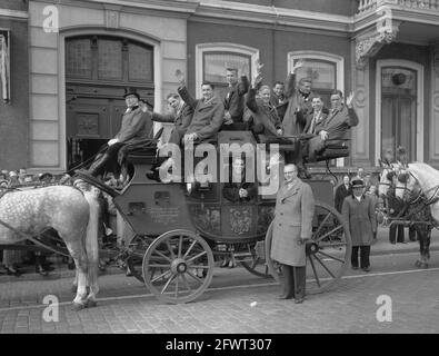 Nouveau conseil municipal de Madurodam élu. Le maire Peter Fievez à la Haye avec le maire Kolfschoten. Les "membres du conseil municipal" siègent sur un stagecoach, 9 avril 1957, maires, pays-Bas, agence de presse du xxe siècle photo, nouvelles à retenir, documentaire, photographie historique 1945-1990, histoires visuelles, L'histoire humaine du XXe siècle, immortaliser des moments dans le temps Banque D'Images