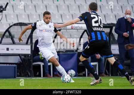 BRUGGE, BELGIQUE - MAI 23: Cyriel Dessers de KRC Genk batailles pour la posession avec Hans Vanaken du Club Brugge pendant le match jupiler pro League betwee Banque D'Images