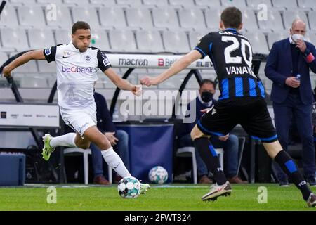 BRUGGE, BELGIQUE - MAI 23: Cyriel Dessers de KRC Genk batailles pour la posession avec Hans Vanaken du Club Brugge pendant le match jupiler pro League betwee Banque D'Images