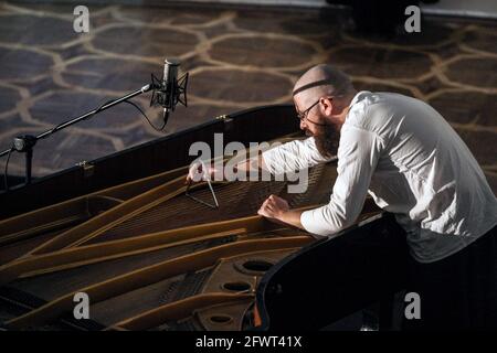 Non exclusif: KIEV, UKRAINE - 23 MAI 2021 - UN musicien joue un piano préparé lors de la première exécution acoustique de l'opéra-requiem de l'IYOV au Banque D'Images