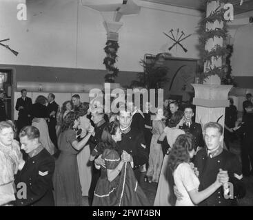 Assaut à Den Helder, 13 décembre 1947, midipmen, célébrations, navy, pays-Bas, Agence de presse du XXe siècle photo, news to Remember, documentaire, photographie historique 1945-1990, histoires visuelles, L'histoire humaine du XXe siècle, immortaliser des moments dans le temps Banque D'Images