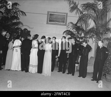 Assaut à Den Helder, 13 décembre 1947, midshipmen, fêtes, navy, pays-Bas, Agence de presse du XXe siècle photo, news to Remember, documentaire, photographie historique 1945-1990, histoires visuelles, L'histoire humaine du XXe siècle, immortaliser des moments dans le temps Banque D'Images