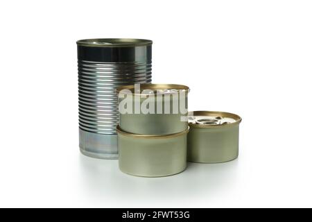 Aliments en conserve pour animaux de compagnie isolés sur fond blanc Banque D'Images