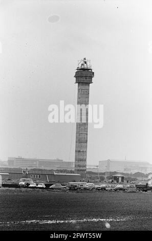 La nouvelle tour de contrôle de l'aéroport de Schiphol culmine avec un drapeau en haut, 26 novembre 1963, tours de contrôle, drapeaux, Pays-Bas, Agence de presse du XXe siècle photo, nouvelles à retenir, documentaire, photographie historique 1945-1990, histoires visuelles, L'histoire humaine du XXe siècle, immortaliser des moments dans le temps Banque D'Images