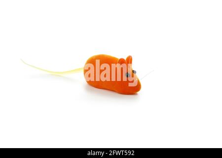 Souris jouet orange isolée sur fond blanc Banque D'Images