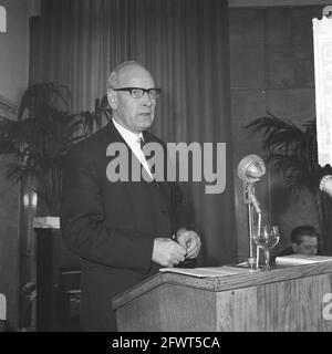 Nouveau président CNV J. van Eibergen. Discours de l'ancien président du CNV, C. van Matrigt, 24 mars 1964, syndicats, présidents, Pays-Bas, Agence de presse du XXe siècle photo, nouvelles à retenir, documentaire, photographie historique 1945-1990, histoires visuelles, L'histoire humaine du XXe siècle, immortaliser des moments dans le temps Banque D'Images