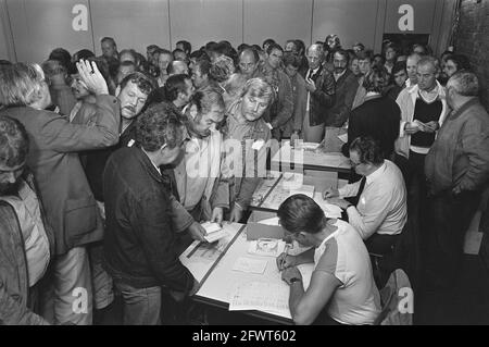 Grève de 24 heures dans le secteur du fret général à Rotterdam; les grévistes s'enregistrent à Rotterdam Zuid, le 14 septembre 1984, grévistes, pays-Bas, agence de presse du xxe siècle photo, nouvelles à retenir, documentaire, photographie historique 1945-1990, histoires visuelles, L'histoire humaine du XXe siècle, immortaliser des moments dans le temps Banque D'Images