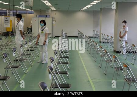 Tokyo, Japon. 24 mai 2021. Les infirmières attendent dans une salle d'observation pour observer les effets indésirables chez les personnes qui viennent de recevoir le vaccin du coronavirus Moderna au nouveau centre de vaccination de masse. Avec l'un des taux de vaccination Covid-19 les plus bas dans les pays développés et avec les Jeux Olympiques de Tokyo à un peu plus de deux mois, les autorités japonaises ont ouvert des sites de vaccination de masse à Tokyo et à Osaka afin de stimuler leur campagne d'inoculation du coronavirus. Crédit : Carl court-POOL/ZUMA Wire/Alay Live News Banque D'Images