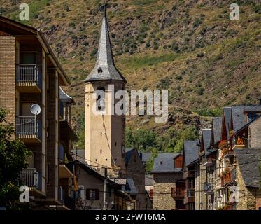 Clocher de l'église Esterri d'Àneu (Pallars Sobirà, Catalogne, Espagne, Pyrénées) ESP : Campanario de la iglesia de Esterri d'Àneu (España) Banque D'Images