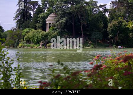 Temple Temple de l'amour dans la forêt de Vincennes. Forêt de Paris en été Banque D'Images