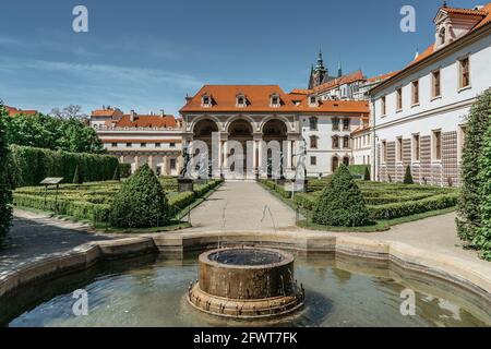 Wallenstein,Valdstejn, jardin construit en style baroque avec belle fontaine.Siège du Sénat du Parlement,Prague,République Tchèque.romantique Banque D'Images