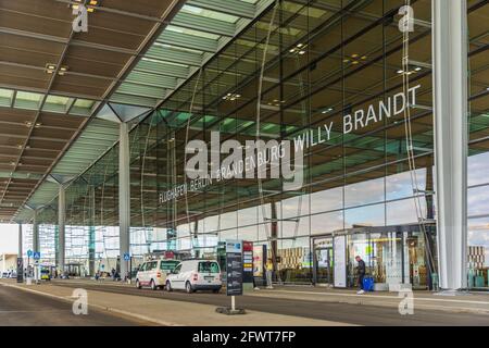 BERLIN, ALLEMAGNE - 18 MAI 2021 : extérieur du terminal 1 de l'aéroport international de Brandebourg de Berlin, BER, récemment ouvert Banque D'Images