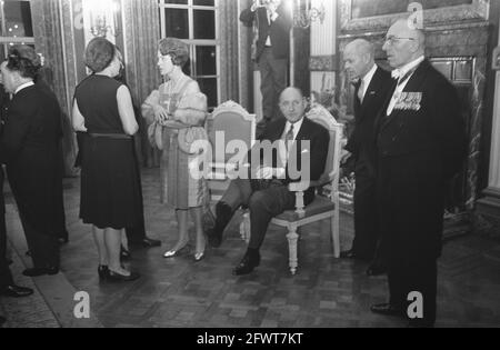 Réception du nouvel an Ministre LUNs à Treveszaal le Ministre de la Haye LUNs (assis), à côté de lui son épouse, le 2 janvier 1969, REPRÉSENTANTS, Réceptions du nouvel an, Ministres, pays-Bas, Agence de presse du XXe siècle photo, nouvelles à retenir, documentaire, photographie historique 1945-1990, histoires visuelles, L'histoire humaine du XXe siècle, immortaliser des moments dans le temps Banque D'Images