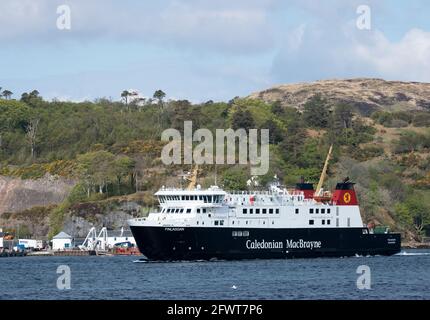 Le ferry calédonien MacBrayne MV Finlagan part de Port Askaig, île d'Islay, en direction de Kennacraig, West Loch Tarbert, Argyll. Banque D'Images