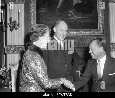 Réception du nouvel an du ministre LUNs et de son épouse dans la salle Treves à la Haye, le chargé d'affaires indonésien Mohamed Sharif avec le ministre LUNs, le 30 janvier 1964, diplomates, anniversaires, ministres, réceptions, pays-Bas, Agence de presse du XXe siècle photo, nouvelles à retenir, documentaire, photographie historique 1945-1990, histoires visuelles, L'histoire humaine du XXe siècle, immortaliser des moments dans le temps Banque D'Images