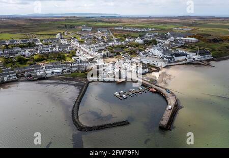 Vue aérienne du port de Bowmore et du centre-ville de Bowmore, Islay, Écosse Banque D'Images