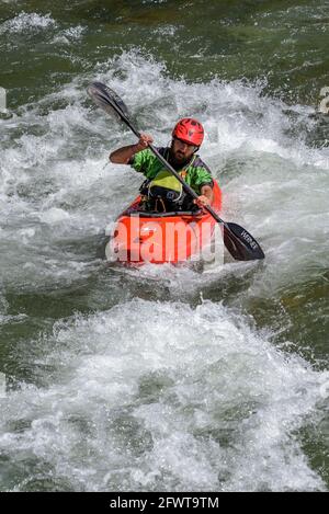 En kayak sur la Naguera Pallaresa sur son chemin à travers le pont Gulleri (Pyrénées, Catalogne, Espagne) Banque D'Images