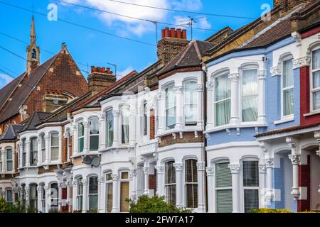 Une rangée de maisons en terrasse typiquement britanniques autour de Kensal Rise À Londres Banque D'Images