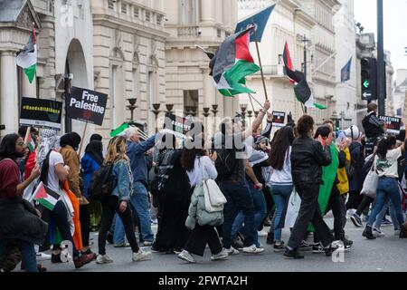 Londres, Royaume-Uni. 22 mai 2021. Des dizaines de milliers de personnes participent à la manifestation nationale pour la Palestine de Victoria Embankment à Hyde Park. La manifestation a été organisée par des groupes de solidarité pro-palestiniens pour protester contre les récentes attaques d'Israël contre Gaza, ses incursions à la mosquée Al-Aqsa et ses tentatives de déplacer de force les familles palestiniennes du quartier Sheikh Jarrah de Jérusalem-est. Crédit : Mark Kerrison/Alamy Live News Banque D'Images