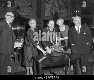 Un arbre de Noël norvégien brûle à nouveau, le maire d'Oslo R. Stranger, son Excellence O.J.L. Kildal, Van Walsum et épouses, 10 décembre 1962, maires, arbres de Noël, Pays-Bas, Agence de presse du XXe siècle photo, nouvelles à retenir, documentaire, photographie historique 1945-1990, histoires visuelles, L'histoire humaine du XXe siècle, immortaliser des moments dans le temps Banque D'Images