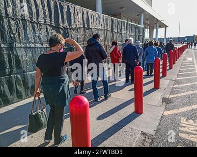 Toronto (Ontario), Canada, le 2021 mai - les clients font la queue tôt le matin pour se rendre à l'épicerie Banque D'Images